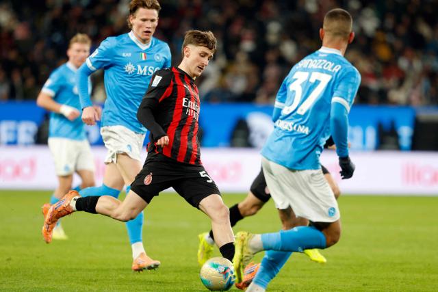 AC Milan's #5 Koni Di Winter (C) and SCC Napoli's #37 Leonardo Spinazzola (R) fight for the ball during the Italian Super Cup semi-final match between SCC Napoli and AC Milan at King Saud University Stadium in Riyadh on December 18, 2025. (Photo by Fayez Nureldine / AFP)