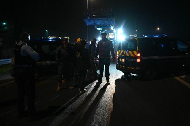 Pierre Guillaume Mercadal (C), leader of the "coordination rurale"  (CR 82) takes part in a blockage of the A20 motorway as farmers protest against the government's mandatory culling protocol for cattle herds affected by lumpy skin disease (dermatose nodulaire contagieuse) near Montauban, southwestern France, on December 18, 2025. The main farming unions will be received on December 19, 2025 by French Prime Minister, who oversaw the latest announcements on managing the lumpy skin disease (LSD) "dermatose nodulaire contagieuse" outbreak, which sparked the resurgence of farmers anger fueled by the EU-Mercosur agreement. (Photo by Matthieu RONDEL / AFP)
