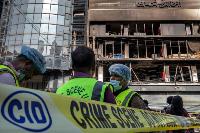 Bangladesh's Criminal Investigation Department (CID) personnel stand outside the burnt and vandalised building of the Prothom Alo newspaper in Dhaka on December 19, 2025, amid protests following the news of the death of youth leader Sharif Osman Hadi. Violence broke out in Bangladesh's capital early on December 19 after a youth leader of the country's 2024 pro-democracy uprising who was injured in an assassination attempt died in a hospital in Singapore. Several buildings in the capital, including those housing the country's two leading newspapers, were set on fire, according to authorities, with staff trapped inside. (Photo by Abdul Goni / AFP)