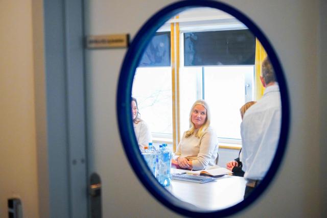 (FILES) Crown Princess Mette-Marit of Norway is seen through a window in a door as she visits hospital clowns at the Ullevål Hospital in Oslo, Norway, on March 5, 2025. Norway's 52-year-old Crown Princess Mette-Marit, who suffers from a chronic lung condition, will likely need to undergo a lung transplant following a "clear deterioration", the palace said on December 19, 2025. The princess announced in October 2018 that she had been diagnosed with a rare form of pulmonary fibrosis, an incurable disease that causes scarring of the lungs and shortness of breath. (Photo by Ole Berg-Rusten / NTB / AFP) / Norway OUT