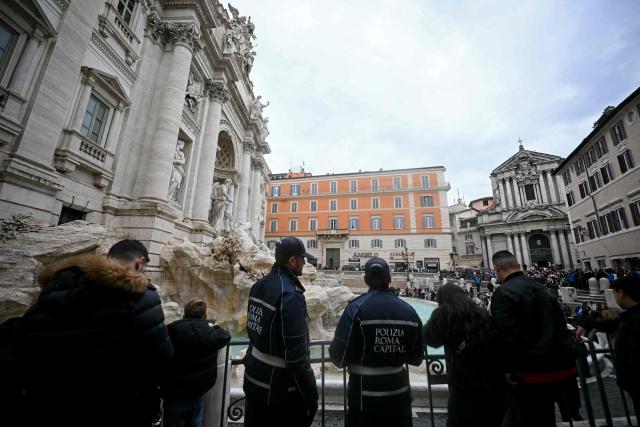 Roma Capitale traffic officers patrol in front of the Trevi fountain in central Rome on December 19, 2025. (Photo by Filippo MONTEFORTE / AFP)