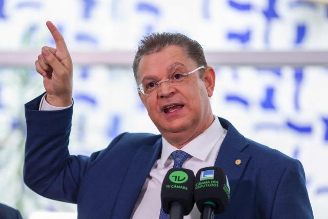 Liberal Party leader Sostenes Cavalcante speaks during a press conference after being targeted by a Federal Police operation investigating the embezzlement of public funds from parliamentary allowances, in the Green Room of the Chamber of Deputies, in Brasilia on December 19, 2025. Brazil's police launched a probe on December 19, into two key allies of former president Jair Bolsonaro in Congress who are suspected of embezzling parliamentary funds, according to a court document seen by AFP. (Photo by Sergio Lima / AFP)