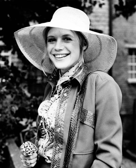 (FILES) Picture released on June 30, 1970 of British pop icon Marianne Faithfull wearing a hat. (Photo by CENTRAL PRESS / AFP)
