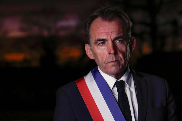 Mayor of Gambais Raphael Nivoit looks on during a visit to a farm alongside France's Agriculture Minister in Gambais in the Yvelines outside Paris on December 19, 2025. French farmers have been protesting against the government's mandatory culling protocol for cattle herds affected by lumpy skin disease (dermatose nodulaire contagieuse), a viral disease first detected in France in June 2025 that has led to the slaughter of over 3,000 cattle across more than 110 outbreaks nationwide, which sparked the resurgence of farmers anger fueled by the EU-Mercosur agreement. The signing of the trade deal was pushed back to January on December 18, 2025, after farmers staged a show of force against the pact outside a Brussels leaders' summit. (Photo by Charlotte SIEMON / AFP)