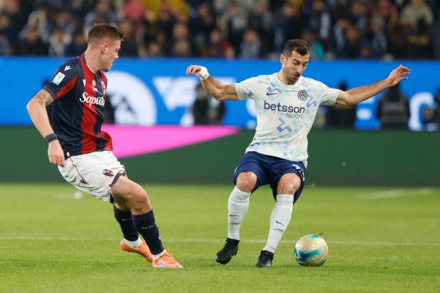nter Milan's Armenian forward #22 Henrikh Mkhitaryan (R) and Bologna's Swedish defender #02 Emil Holm (L) fight for the ball during the Italian Super Cup semi-final match between Inter Milan and Bologna FC 1909 at King Al-Awwal Park Stadium, in Riyadh on December 19, 2025. (Photo by Fayez Nureldine / AFP)