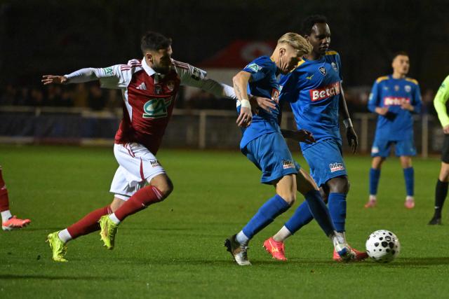 Brest’s French forward #10 Romain Del Castillo (R) fights for the ball with Avranches’ French defender #5 Emeric Dudouit (L)  during the French Cup round of 64 football match between Avranches and Brest at Rene Fenouilere stadium in Avranches, on December 19, 2025. (Photo by DAMIEN MEYER / AFP)