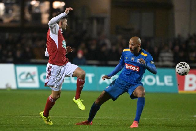 Brest’s French defender #05 Brendan Chardonnet (L) fights for the ball with Avranches’ French and Beninese midfielder #6 Jordan Adeoti  during the French Cup round of 64 football match between Avranches and Brest at Rene Fenouilere stadium in Avranches, on December 19, 2025. (Photo by DAMIEN MEYER / AFP)