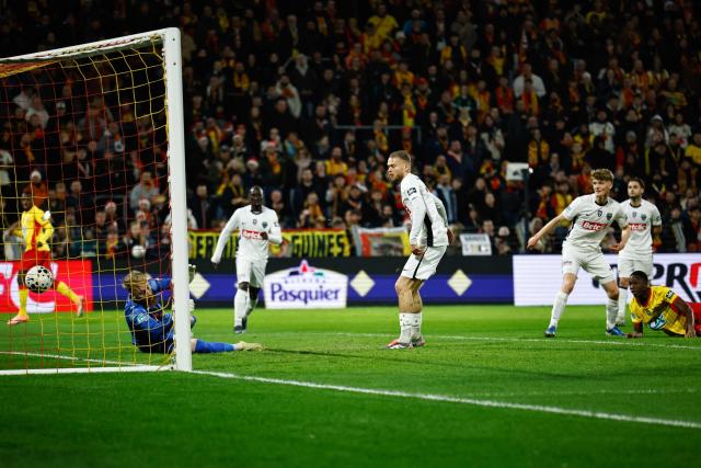 Lens' French forward #09 Rayan Fofana scores his team's first goal during the French Cup (Coupe de France) round of 64 football match between RC Lens and Feignies-Aulnoye at the Stade Bollaert-Delelis stadium in Lens, northern France, on December 19, 2025 (Photo by Simon Wohlfahrt / AFP)