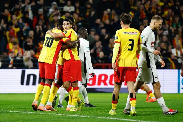Lens' team players celebrates their opening goal during the French Cup (Coupe de France) round of 64 football match between RC Lens and Feignies-Aulnoye at the Stade Bollaert-Delelis stadium in Lens, northern France, on December 19, 2025 (Photo by Simon Wohlfahrt / AFP)