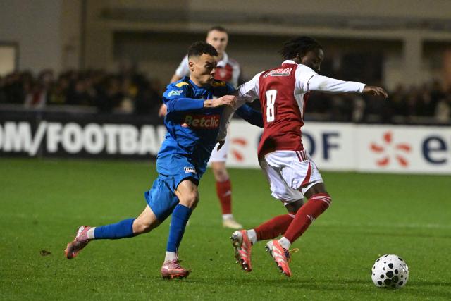 Avranches’ Morocco’s forward #11 Anas Lamrabette (L)  fights for the ball with Brest’s Malian midfielder #08 Hamidou Makalou during the French Cup round of 64 football match between Avranches and Brest at Rene Fenouilere stadium in Avranches, on December 19, 2025. (Photo by DAMIEN MEYER / AFP)