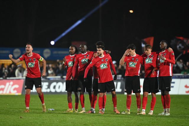 Les Herbiers' players react during a penalty shoot out  during the French Cup round of 64 football match between Vendee Les Herbiers football and Angers SCO at the 'Massabielle' stadium in Les Herbiers, western France, on December 19, 2025. (Photo by JEAN-FRANCOIS MONIER / AFP)