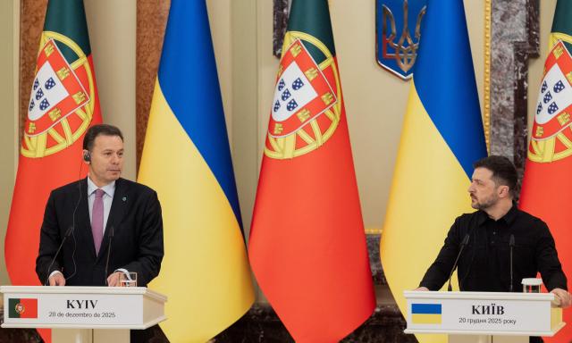 Ukraine's President Volodymyr Zelensky (R) and Portugal's Prime Minister Luis Montenegro (L) speak during a joint press conference in Kyiv on December 20, 2025, amid the Russian invasion of Ukraine.  (Photo by Tetiana DZHAFAROVA / AFP)