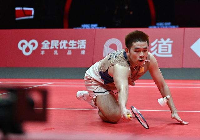 Thailand’s Kunlavut Vitidsarn hits a return to China’s Shi Yuqi during their men's singles semifinal match at the BWF Badminton World Tour Finals at the Hangzhou Olympic Sports Centre Gymnasium in Hangzhou, in eastern China's Zhejiang province on December 20, 2025. (Photo by Jade Gao / AFP)