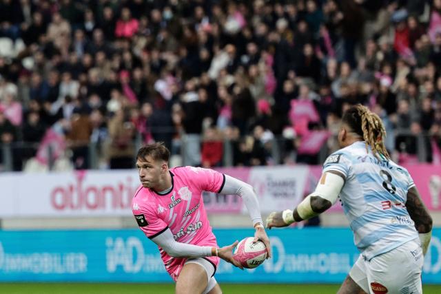 Stade Français' French full-back Leo Barre (L) runs with the ball past Racing 92' Fijian number 8 Nathan Hughes (R) during the French Top14 rugby union match between Stade Francais Paris and Racing 92 at the Jean-Bouin Stadium in Paris on December 20, 2025. (Photo by STEPHANE DE SAKUTIN / AFP)