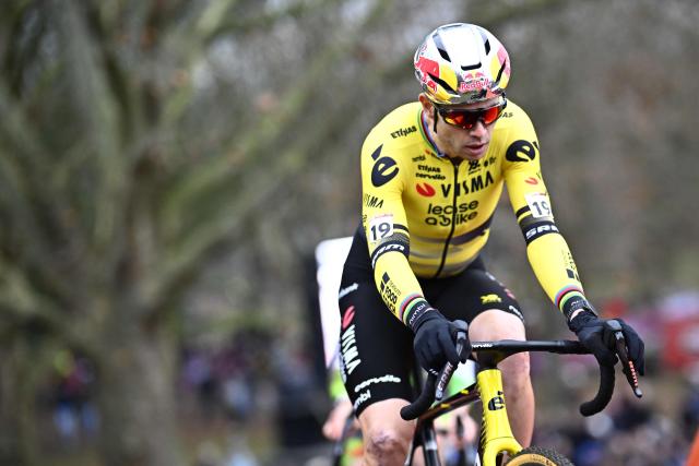 Team Visma | Lease a Bike's Belgian rider Wout van Aert competes during the men's elite race of the cyclo-cross World Cup, stage 5 out of 12 of the UCI World Cup competition, in Antwerp on December 20, 2025. (Photo by JASPER JACOBS / BELGA / AFP) / Belgium OUT