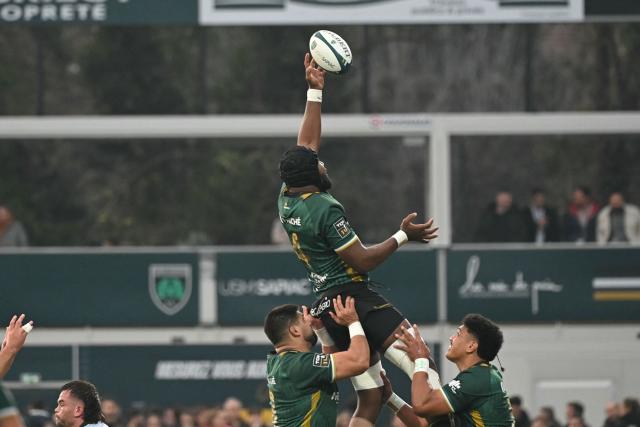Montauban's Namibian flanker Tjiuee Uanivi catches the ball in a line out during the French Top14 rugby union match between US Montauban and Paloise Bearn Pyrenees (Pau) at Stade Sapiac in Montauban, south-western France on December 20, 2025. (Photo by Matthieu RONDEL / AFP)