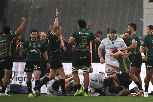 Montauban players celebrate after scoring a try during the French Top14 rugby union match between US Montauban and Paloise Bearn Pyrenees (Pau) at Stade Sapiac in Montauban, south-western France on December 20, 2025. (Photo by Matthieu RONDEL / AFP)