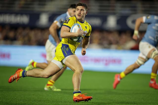 Clermont's French scrum-half Baptiste Jauneau (L) runs with the ball during the French Top14 rugby union match between USA Perpignan and ASM Clermont Auvergne at the Aime-Giral stadium in Perpignan, south-western France on Dcember 20, 2025. (Photo by Valentine CHAPUIS / AFP)