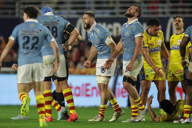 Perpignan's players celebrate their victory at the end of the French Top14 rugby union match between USA Perpignan and ASM Clermont Auvergne at the Aime-Giral stadium in Perpignan, south-western France on Dcember 20, 2025. (Photo by Valentine CHAPUIS / AFP)