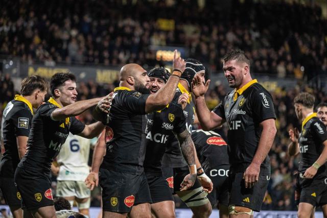 La Rochelle's players celebrate a try duringthe French Top14 rugby union match between Stade Rochelais (La Rochelle) and Aviron Bayonnais (Bayonne) at The Marcel-Deflandre Stadium in La Rochelle, western France on December 20, 2025. (Photo by XAVIER LEOTY / AFP)