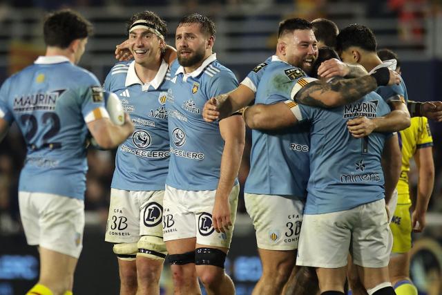 Perpignan's players celebrate their victory at the end of the French Top 14 rugby union match between USA Perpignan and ASM Clermont Auvergne at the Aime-Giral stadium in Perpignan, south-western France on December 20, 2025. (Photo by Valentine CHAPUIS / AFP)