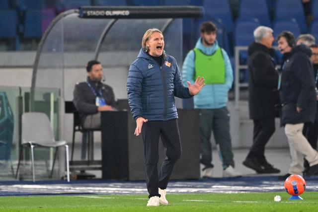 Cremonese's Italian head coach Davide Nicola (C) reacts in the techinal area during the Italian Serie A football match between Lazio and Cremonese at the Olympic Stadium in Rome on December 20, 2025. (Photo by Andreas SOLARO / AFP)