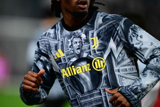 Juventus French midfielder #19 Khephren Thuram wears a jersey dedicated to Juventus former player Alessandro Del Piero during the warm up ahead of the Italian Serie A football match between Juventus and AS Roma at the Allianz stadium in Turin, northern Italy, on December 20, 2025. (Photo by MARCO BERTORELLO / AFP)