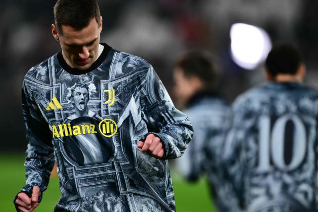 Juventus' Polish forward #14 Arkadiusz Milik wears a jersey dedicated to Juventus former player Alessandro Del Piero during the warm up ahead of the Italian Serie A football match between Juventus and AS Roma at the Allianz stadium in Turin, northern Italy, on December 20, 2025. (Photo by MARCO BERTORELLO / AFP)
