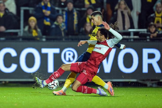 Union's Anan Khalaili (L) and Essevee's Emran Soglo fight for the ball  during the Belgian Pro League football match between Royale Union Saint-Gilloise and Zulte Waregem in Brussels, on December 20, 2025. (Photo by DAVID PINTENS / Belga / AFP) / Belgium OUT
