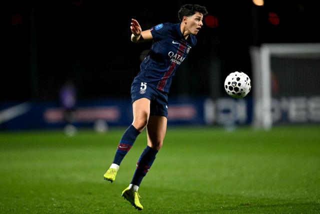 PSG's French defender #05 Elisa De Almeida controls the ball during the French D1 women's football match between Paris Saint-Germain and Paris FC at Campus Paris Saint-Germain in Poissy, western of Paris on December 20, 2025. (Photo by Julie SEBADELHA / AFP)