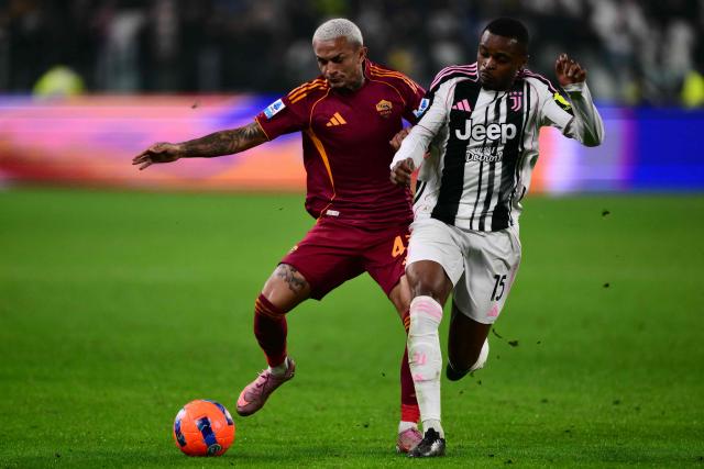 Roma's Brazilian defender #43 Wesley (L) and Juventus' French defender #15 Pierre Kalulu Kyatengwa (R) fight for the ball during the Italian Serie A football match between Juventus and AS Roma at the Allianz stadium in Turin, northern Italy, on December 20, 2025. (Photo by MARCO BERTORELLO / AFP)