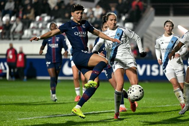 PSG's French defender #05 Elisa De Almeida (CL) and Paris FC's French defender #19 Thea Greboval (CR) fight for the ball during the French D1 women's football match between Paris Saint-Germain and Paris FC at Campus Paris Saint-Germain in Poissy, western of Paris on December 20, 2025. (Photo by Julie SEBADELHA / AFP)