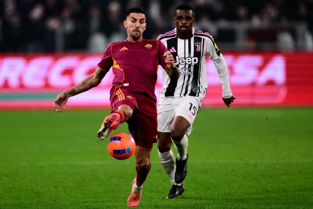 Roma's Italian midfielder #07 Lorenzo Pellegrini (L) and Juventus' French defender #15 Pierre Kalulu Kyatengwa (R) fight for the ball during the Italian Serie A football match between Juventus and AS Roma at the Allianz stadium in Turin, northern Italy, on December 20, 2025. (Photo by MARCO BERTORELLO / AFP)