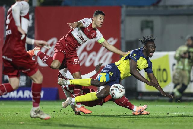 Essevee's Laurent Lemoine and Union's Promise David fight for the ball during the Belgian Pro League football match between Royale Union Saint-Gilloise and Zulte Waregem in Brussels, on December 20, 2025. (Photo by BRUNO FAHY / Belga / AFP) / Belgium OUT