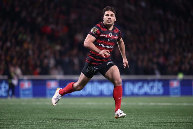 Toulouse’s French scrum-half Antoine Dupont runs during the French Top14 rugby union match between Lyon Olympique Universitaire Rugby and Stade Toulousain Rugby (Toulouse) at the Gerland Stadium in Lyon, central-eastern France on December 20, 2025. (Photo by Alex MARTIN / AFP)