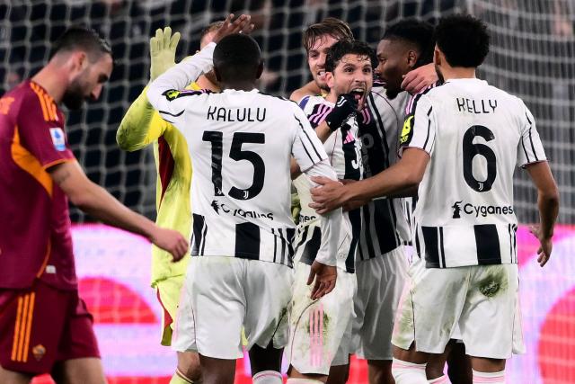 Juventus Italian midfielder #5 Manuel Locatelli celebrates the victory at the end of the match with his teammates during the Italian Serie A football match between Juventus and AS Roma on December 20, 2025 at the Allianz stadium in Turin. (Photo by MARCO BERTORELLO / AFP)