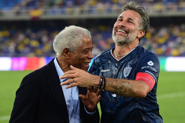 Former Colombian football player Mario Yepes (R) and Colombian coach Francisco Maturana (L) gesture during the Legendary Captains match in tribute to Mario Yepes at the Pascual Guerrero stadium in Cali, Colombia on December 20, 2025. (Photo by Edwin PIPICANO / AFP)