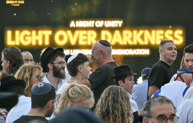 Mourners arrive to attend the memorial held for the victims of a shooting at Bondi Beach in Sydney on December 21, 2025. A father and his son are accused of spraying bullets into the family-thronged Hanukkah celebration at Sydney's most famous beach on December 14, allegedly inspired by "Islamic State ideology". (Photo by Saeed KHAN / AFP)
