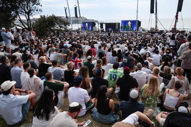Mourners attend the memorial held for the victims of a shooting at Bondi Beach in Sydney on December 21, 2025. A father and his son are accused of spraying bullets into the family-thronged Hanukkah celebration at Sydney's most famous beach on December 14, allegedly inspired by "Islamic State ideology". (Photo by DAVID GRAY / AFP)