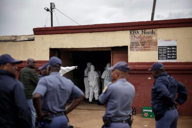 South African Police Service (SAPS) officers watch as SAPS Forensic Pathology Services members work at the scene of an attack at a tavern in Bekkersdal on December 21, 2025. Nine people were killed when gunmen opened fire at a bar outside Johannesburg early on December 21, 2025.
Ten more were wounded in the early morning attack at the tavern at Bekkersdal, in a gold mining area around 40 kilometres (25 miles) southwest of the city. (Photo by EMMANUEL CROSET / AFP)
