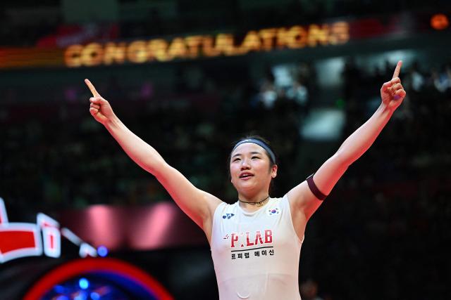 South Korea’s An Se-young celebrates after defeating China’s Wang Zhiyi during their women's singles final match at the BWF Badminton World Tour Finals at the Hangzhou Olympic Sports Centre Gymnasium in Hangzhou, in eastern China's Zhejiang province on December 21, 2025. (Photo by Jade Gao / AFP)