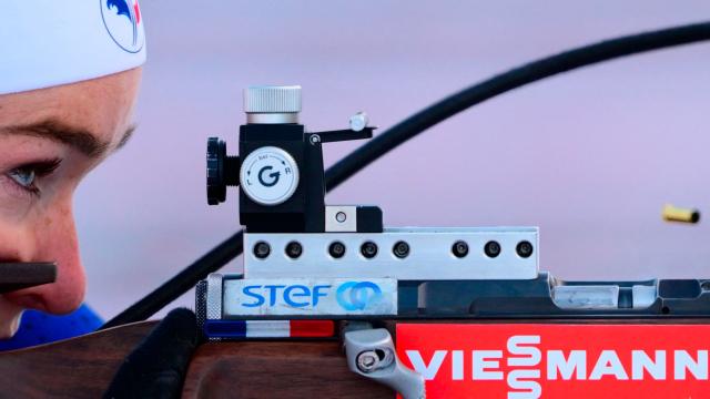 TOPSHOT - France's Lou Jeanmonnot fires her rifle as she trains during the women's 12,5km mass start event of the IBU Biathlon World Cup, in Le Grand Bornand, near Annecy, southeastern France, on December 21, 2025. (Photo by Olivier CHASSIGNOLE / AFP)
