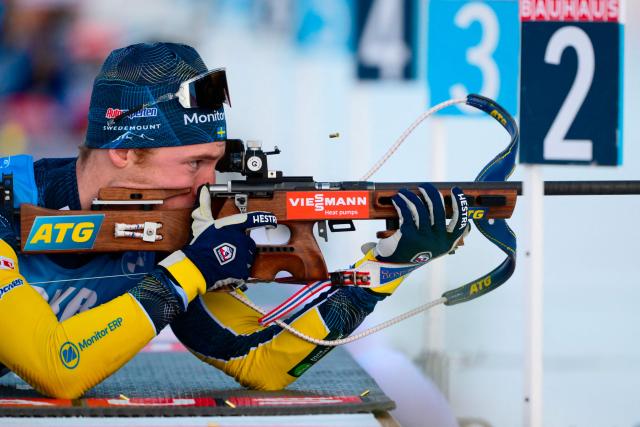 Sweden's Sebastian Samuelsson fires his rifle as he trains during the men's 15km mass start event of the IBU Biathlon World Cup, in Le Grand Bornand, near Annecy, southeastern France, on December 21, 2025. (Photo by Olivier CHASSIGNOLE / AFP)