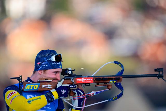 Sweden's Sebastian Samuelsson fires his rifle as he trains during the men's 15km mass start event of the IBU Biathlon World Cup, in Le Grand Bornand, near Annecy, southeastern France, on December 21, 2025. (Photo by Olivier CHASSIGNOLE / AFP)