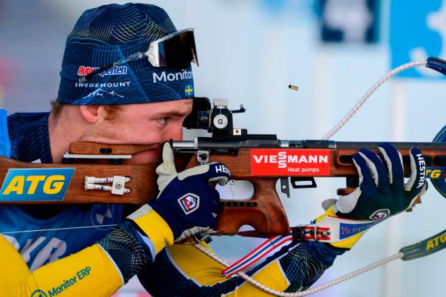 Sweden's Sebastian Samuelsson fires his rifle as he trains during the men's 15km mass start event of the IBU Biathlon World Cup, in Le Grand Bornand, near Annecy, southeastern France, on December 21, 2025. (Photo by Olivier CHASSIGNOLE / AFP)