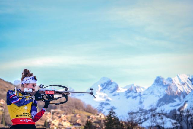 France's Lou Jeanmonnot fires her rifle during the women's 12,5km mass start event of the IBU Biathlon World Cup, in Le Grand Bornand, near Annecy, southeastern France, on December 21, 2025. (Photo by OLIVIER CHASSIGNOLE / AFP)