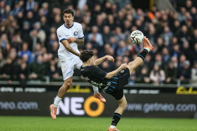 Gent's Tiago Araujo (L) and Club's Kyriani Sabbe fight for the ball during the Belgian Pro League football match between Club Brugge and KAA Gent, in Bruges, on December 21, 2025. (Photo by BRUNO FAHY / Belga / AFP) / Belgium OUT
