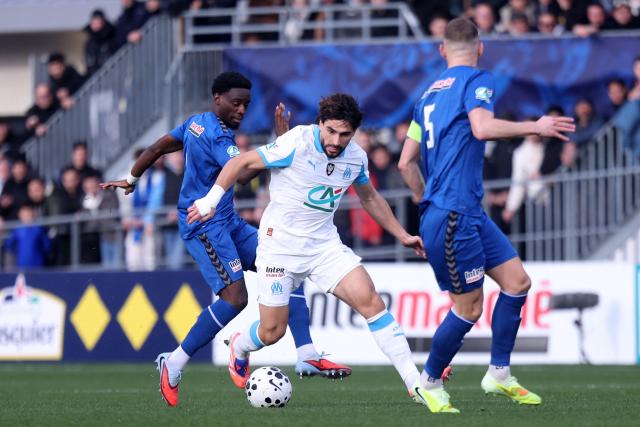 Marseille's French forward Neal Maupay (C) controls the ball during the French Cup round of 64 football match between Bourg-en-Bresse (FBBP) and Olympique de Marseille (OM) at the Marcel-Verchere Stadium in Bourg-en-Bresse, eastern France, on December 21, 2025. (Photo by Alex MARTIN / AFP)