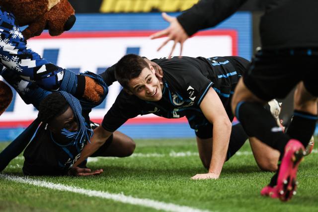 Club Brugge's Italian forward #07 Nicolo Tresoldi (C) celebrates with teammates after scoring his team's second goal during the Belgian "Pro League" First Division football match between Club Brugge KV and KAA Gent at the Jan Breydel Stadium in Bruges on December 21, 2025. (Photo by BRUNO FAHY / BELGA / AFP) / Belgium OUT