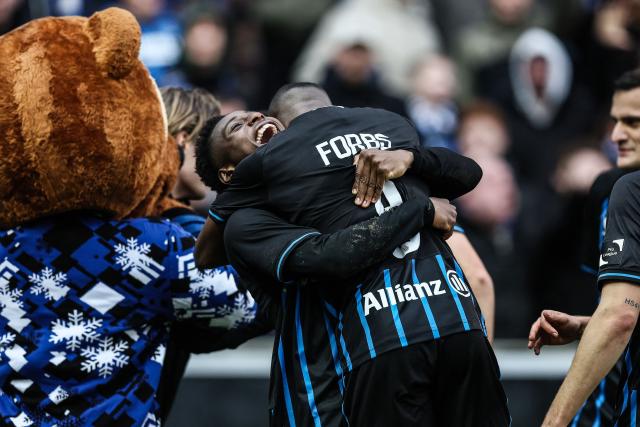 Club Brugge's French forward #67 Mamadou Diakhon (L) and Club Brugge's Portuguese forward #09 Carlos Forbs celebrate during the Belgian "Pro League" First Division football match between Club Brugge KV and KAA Gent at the Jan Breydel Stadium in Bruges on December 21, 2025. (Photo by BRUNO FAHY / BELGA / AFP) / Belgium OUT